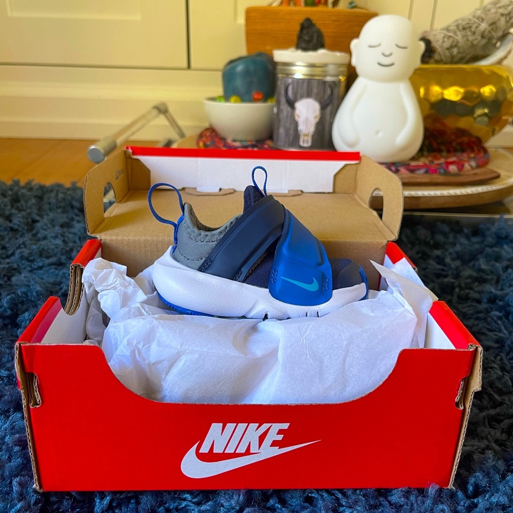 Brand new in box Nike Flex Advance in Midnight Navy Blue. Size 2 months.